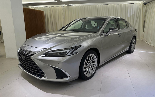 
            Lexus представил обновленный седан ES. Матричные фары и шайбы в салоне
        